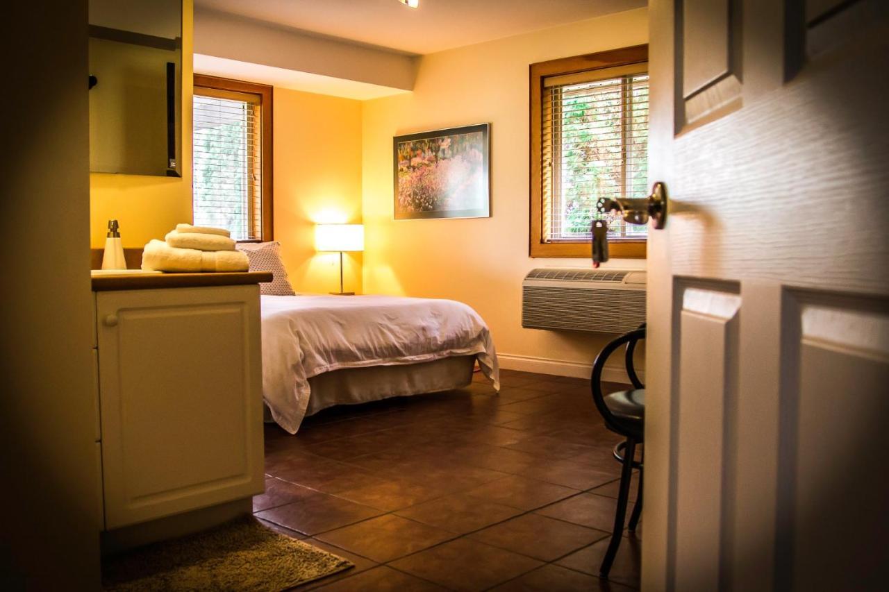 All Seasons Bed & Breakfast Kelowna Eksteriør bilde